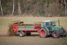 Traktor mit Düngewagen_1.jpg